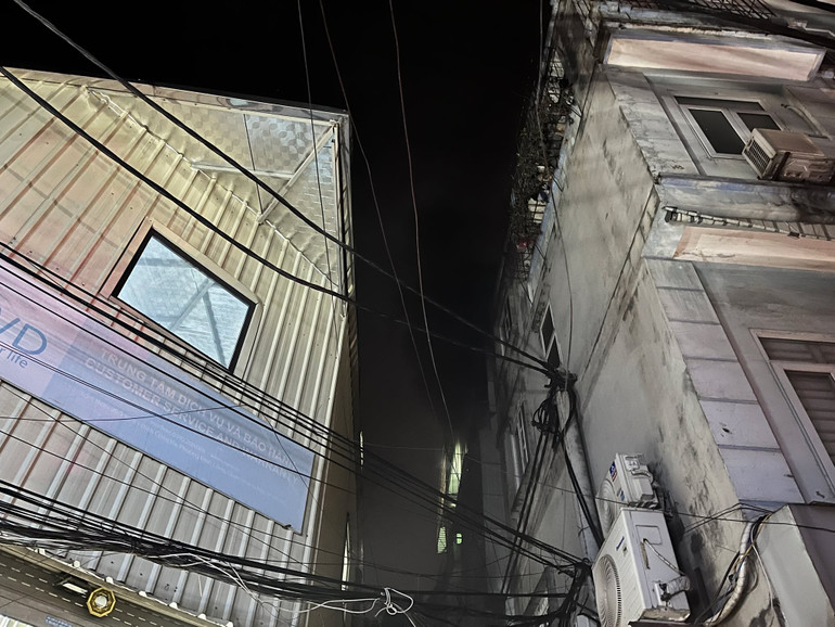 Cơ quan chức năng xác định điểm cháy nằm ở tầng 2 của ngôi nhà, sau đó lan lên tầng 3.