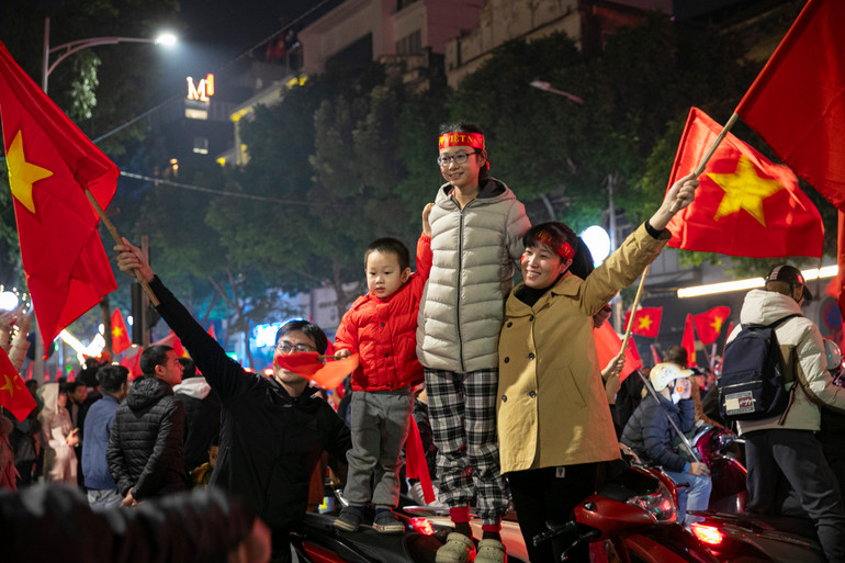 Mặc dù đã gần nửa đêm, nhưng khu vực hồ Hoàn Kiếm vẫn đông nghịt người.