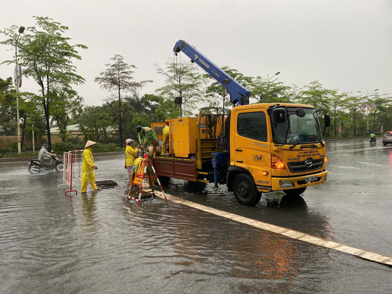 Điểm ngập xuất hiện tại đường Tông Đản sáng 1/5. Điểm ngập xuất hiện tại đường Tông Đản sáng 1/5.