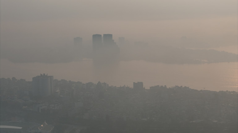 Khi chất lượng không khí suy giảm, trong không khí sẽ xuất hiện rất nhiều bụi siêu mịn PM 2.5 - loại bụi được ví như "sát thủ vô hình" với sức khỏe con người.