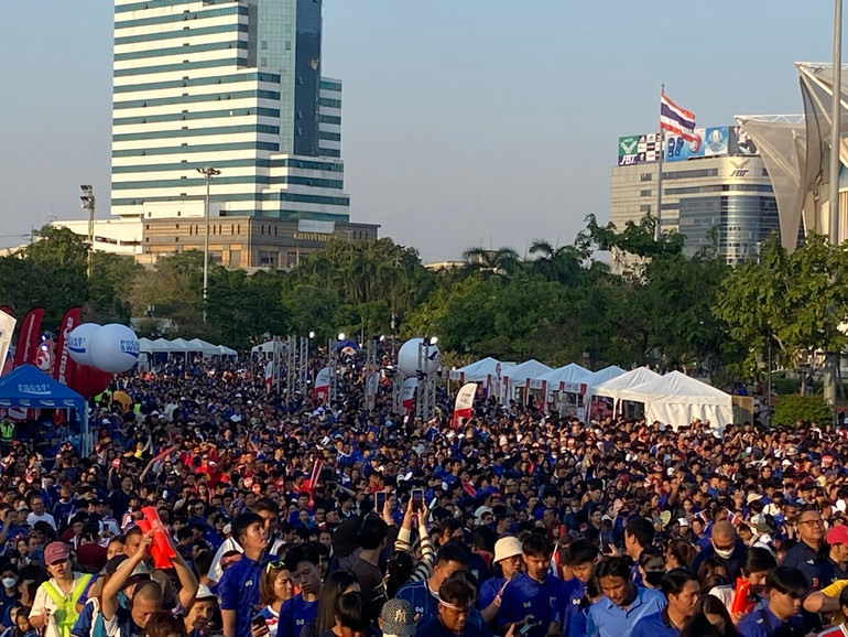 Cách 1 tiếng trước khi trận Chung kết lượt về bắt đầu, dòng người tiến vào sân Rajamangala vẫn rất đông.
