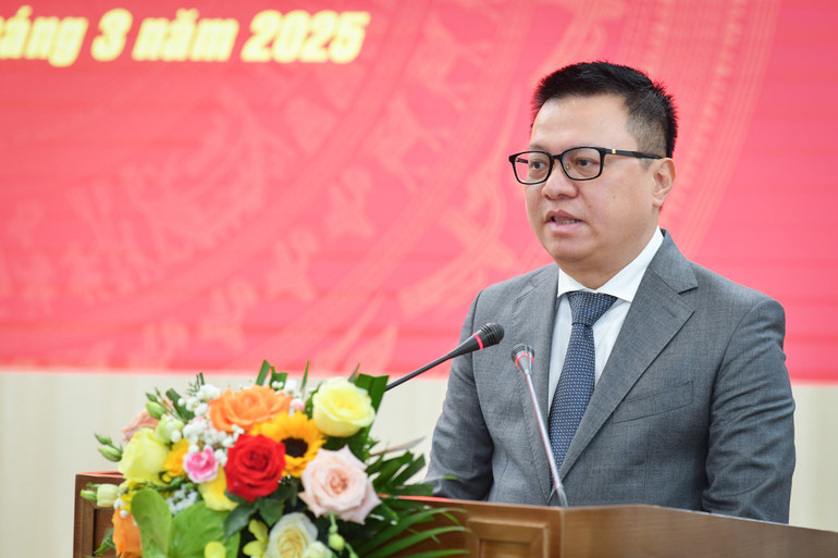 Đồng chí Lê Quốc Minh phát biểu, trao nhiệm vụ cho các đồng chí được điều động, bổ nhiệm đợt này.