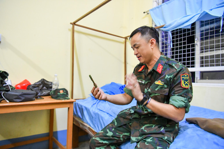 Dặn dò con trai uống thuốc để mau khỏe. "Về, ba sẽ cho 2 chị em đi chơi", Trung tá Thắng Anh nói.