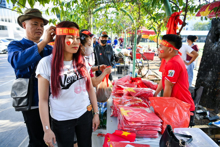 Rất đông người hâm mộ mang theo cờ đỏ sao vàng để cổ vũ cho học trò ông Kim Sang Sik.