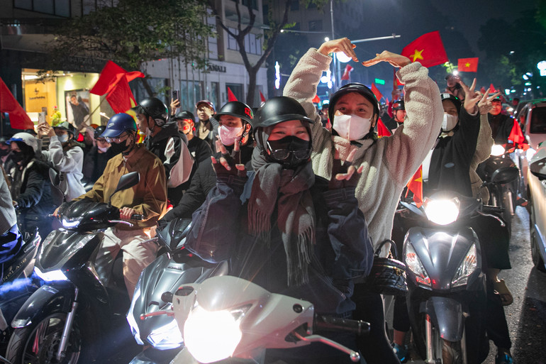 Người hâm mộ đổ ra đường mừng đội tuyển Việt Nam vô địch ASEAN Cup 2024 ảnh 43