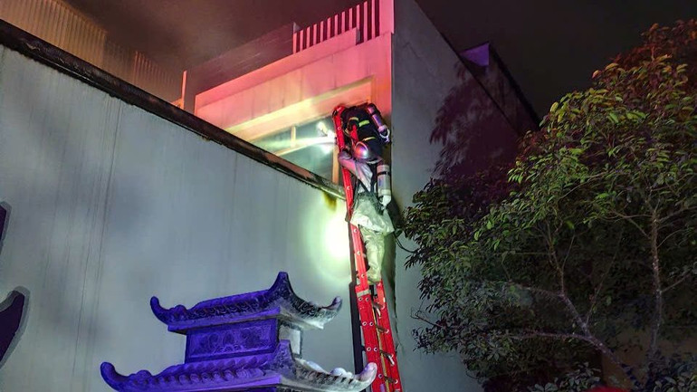 Lực lượng chức năng tổ chức cứu nạn các nạn nhân bị mắc kẹt. Lực lượng chức năng tổ chức cứu nạn các nạn nhân bị mắc kẹt.