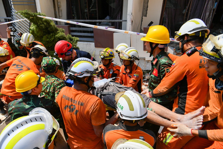 Lực lượng cứu hộ Quân đội nhân dân Việt Nam phối hợp cùng các nước bạn giải cứu một người sau hơn 100 giờ bị vùi lấp. (Ảnh: THÀNH ĐẠT)