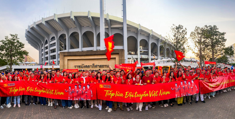 Mặc dù đúng 17 giờ, Ban tổ chức sân Rajamangala mới mở cửa soát vé cho khán giả vào sân. Nhưng từ hàng giờ trước đó, nhiều cổ động viên Việt Nam đã có mặt sẵn sàng.