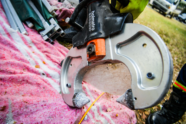 Tại phần đầu kìm có các đầu nhọn cho phép cắt vào sâu các khối bê-tông. Tại phần đầu kìm có các đầu nhọn cho phép cắt vào sâu các khối bê-tông.