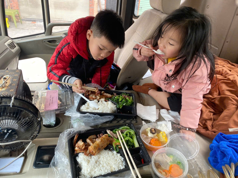 Bữa cơm trên xe thu cẩu rác "chạy xuyên Giao thừa" của hai thành viên nhí đặc biệt...