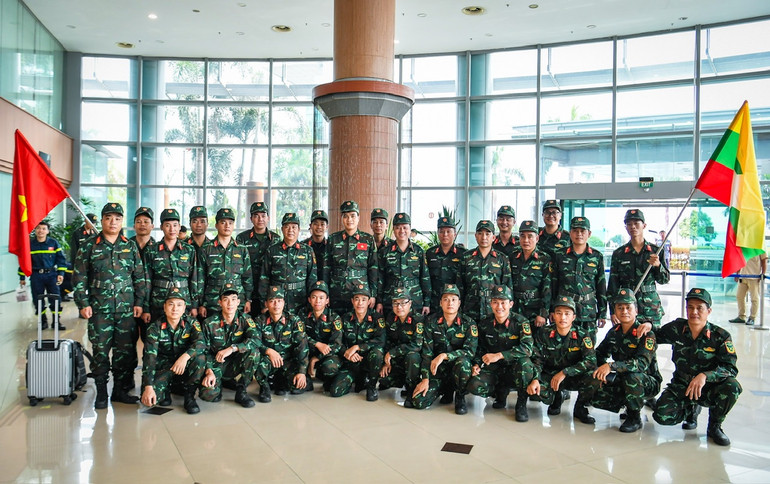 Các cán bộ, chiến sĩ đoàn Quân đội nhân dân Việt Nam tại sân bay quốc tế Yangon.
