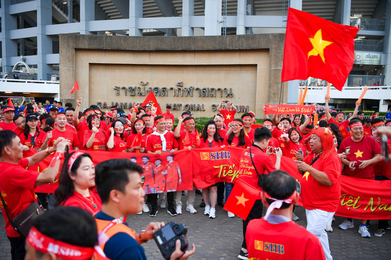 Màu đỏ đã dần phủ trên sân Rajamangala