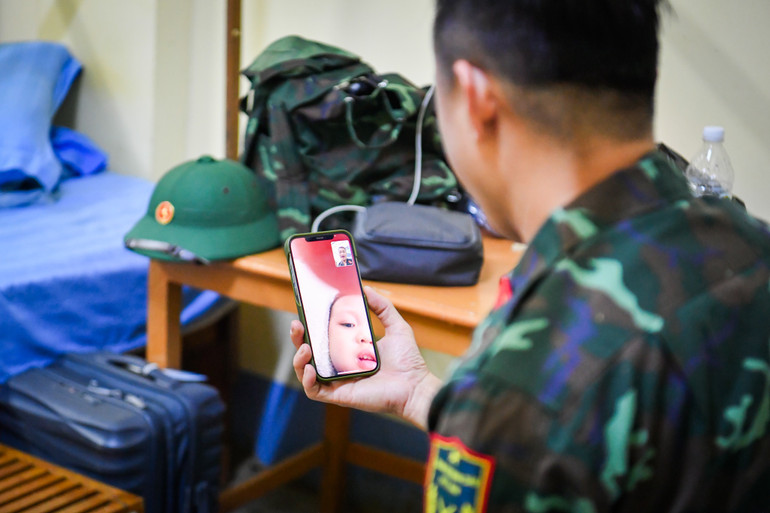 Trung tá Thắng Anh gọi điện cho Minh - "binh nhì" nhí từ Myanmar.