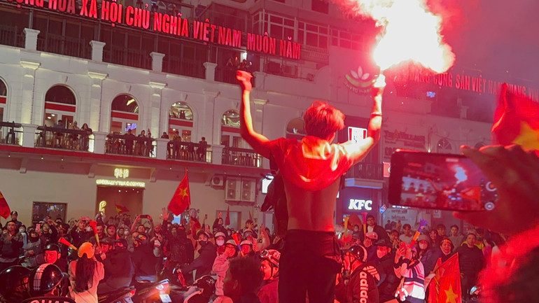 Pháo sáng cũng được thắp lên bởi người hâm mộ.