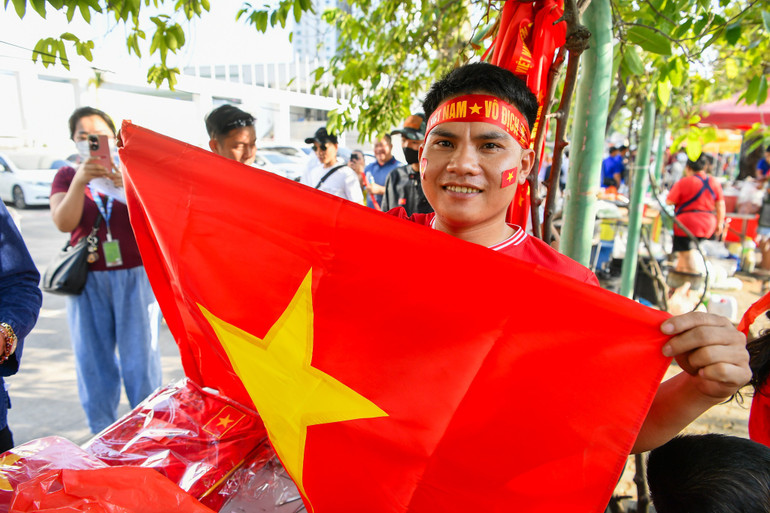 Anh Lê Văn Đức (quê Hà Tĩnh, sinh sống tại Thái Lan được 10 năm) chia sẻ niềm tự hào khi đội tuyển Việt Nam đến với trận chung kết, đồng thời tin rằng Việt Nam sẽ giành chiến thắng với tỷ số 2-1 trước Thái Lan.