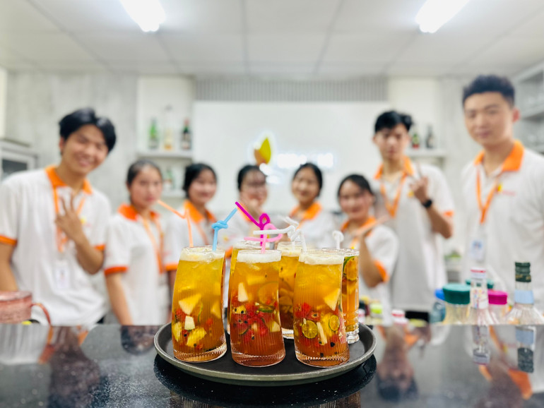 REACH đào tạo các bạn trẻ khó khăn biết cách nấu ăn và pha chế nước uống.