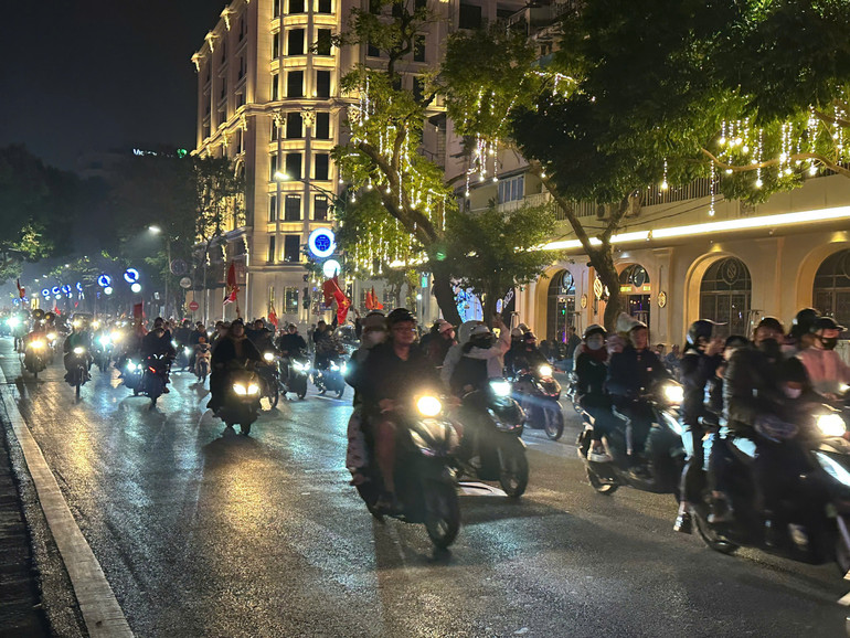 Niềm vui của người hâm mộ càng lớn hơn khi đây là lần đầu sau 27 năm, đội tuyển Việt Nam giành chiến thắng trước Thái Lan khi chơi trên sân nhà.