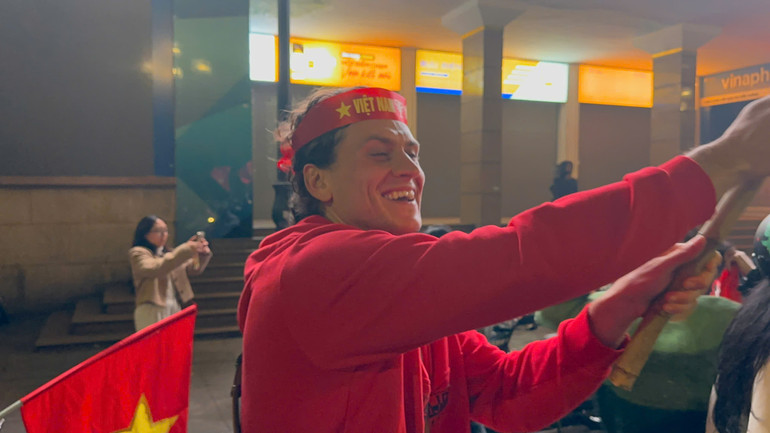 Một cổ động viên người nước ngoài trên đường phố Hà Nội.