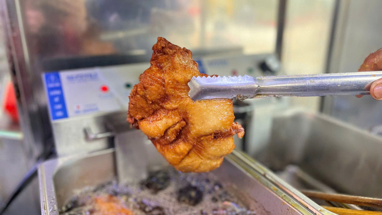 Miếng thịt xíu được chiên lại lần hai, vàng giòn trước khi phục vụ thực khách. (ẢNH: THU TRANG)