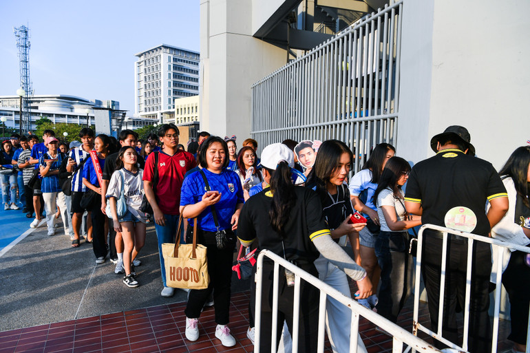 Dòng người bắt đầu tiến vào sân Rajamangala.