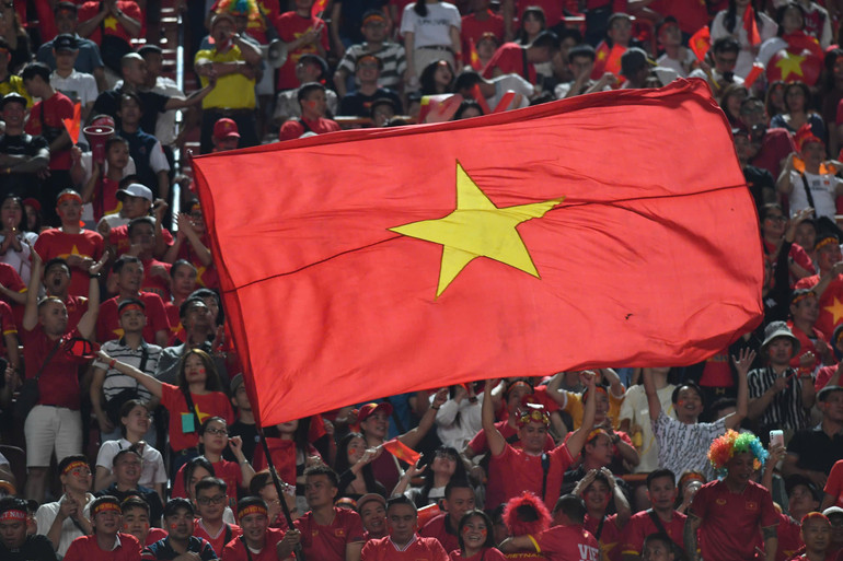 Sau những phút lo lắng, cảm xúc của CĐV Việt Nam đã vỡ òa ra.