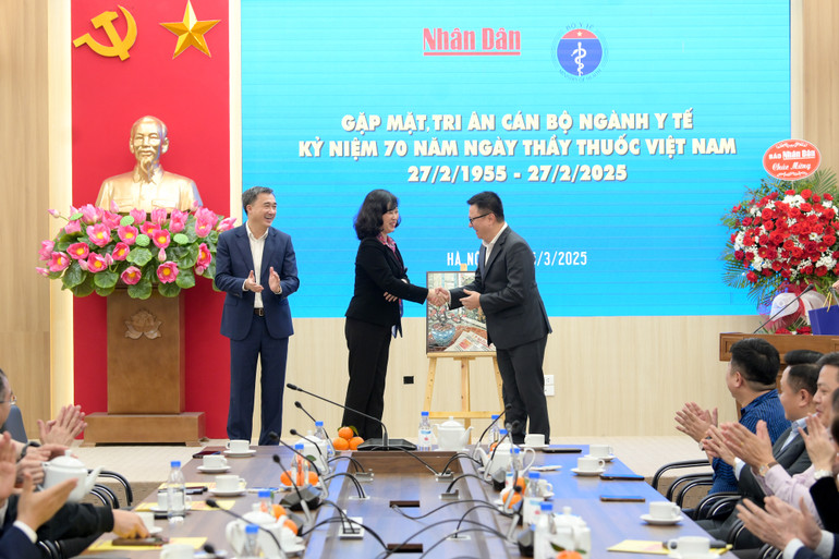 Đồng chí Lê Quốc Minh tặng quà lưu niệm các đồng chí lãnh đạo Bộ Y tế.