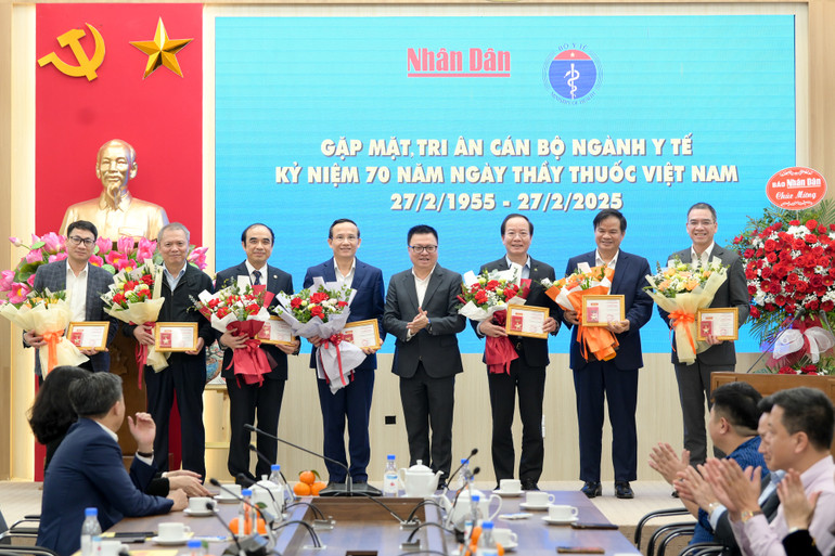 Dịp này, Báo Nhân Dân cũng đã trao tặng Kỷ niệm chương Vì sự nghiệp Báo Nhân Dân cho lãnh đạo Bộ Y tế, lãnh đạo một số bệnh viện Trung ương và thành phố Hà Nội.