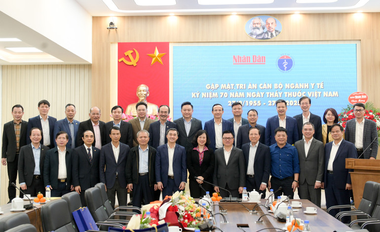 Các đại biểu chụp ảnh lưu niệm tại buổi gặp mặt.