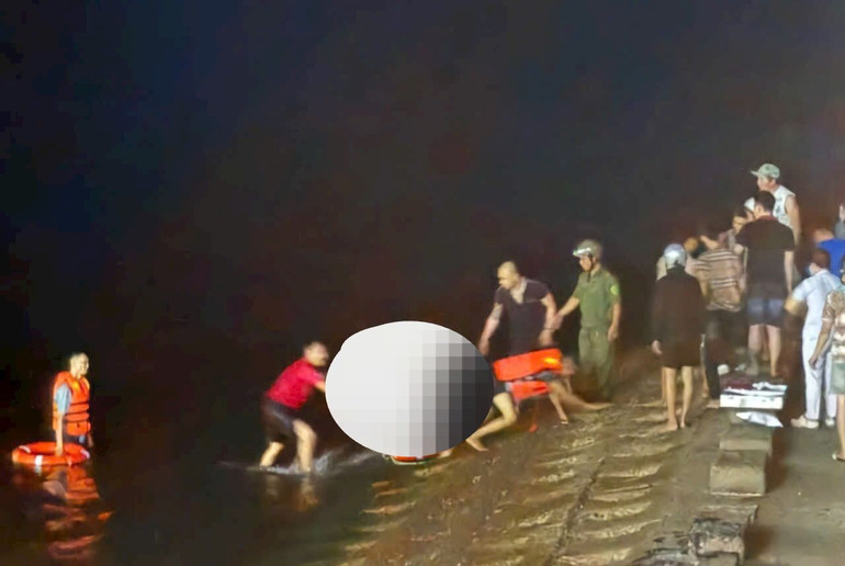 Lực lượng cứu nạn đưa nạn nhân lên bờ. Lực lượng cứu nạn đưa nạn nhân lên bờ.