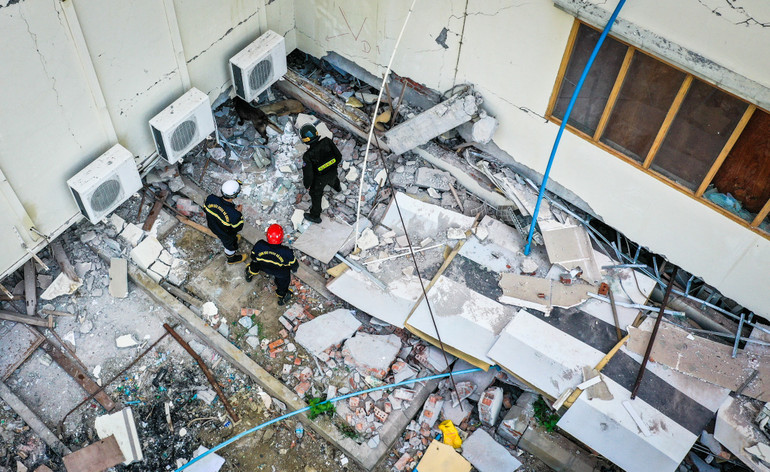 Chó nghiệp vụ xác định nguồn hơi, qua đó "định vị" nơi nạn nhân bị mắc kẹt tại khách sạn Jade City, thành phố Naypyidaw, Myanmar.