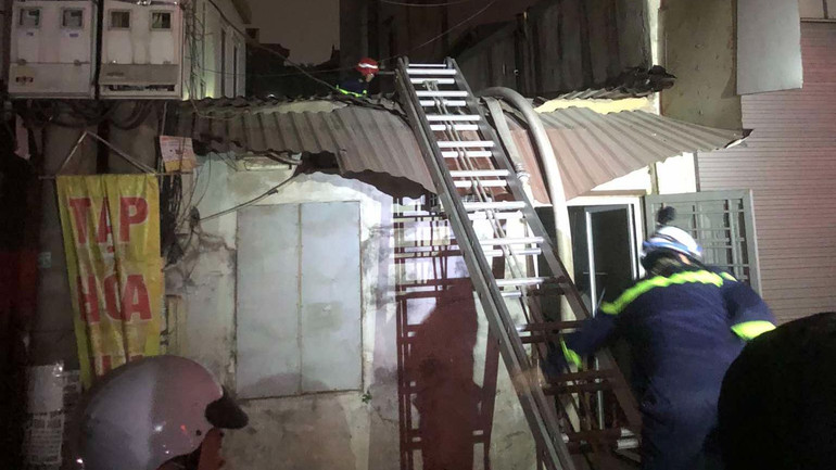 Cảnh sát cố gắng tiếp cận từ nhiều hướng.