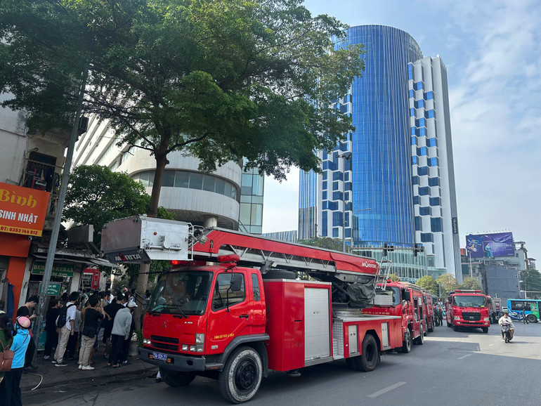 Khoảng 6 xe cứu hỏa đã được điều động tới hiện trường. Khoảng 6 xe cứu hỏa đã được điều động tới hiện trường.