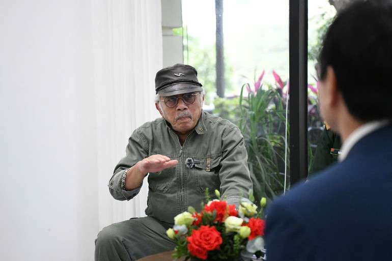 Nhà văn Chu Lai kể lại kỷ niệm ngày đầu tiến vào Sài Gòn. (Ảnh: THẾ DƯƠNG) Nhà văn Chu Lai kể lại kỷ niệm ngày đầu tiến vào Sài Gòn. (Ảnh: THẾ DƯƠNG)