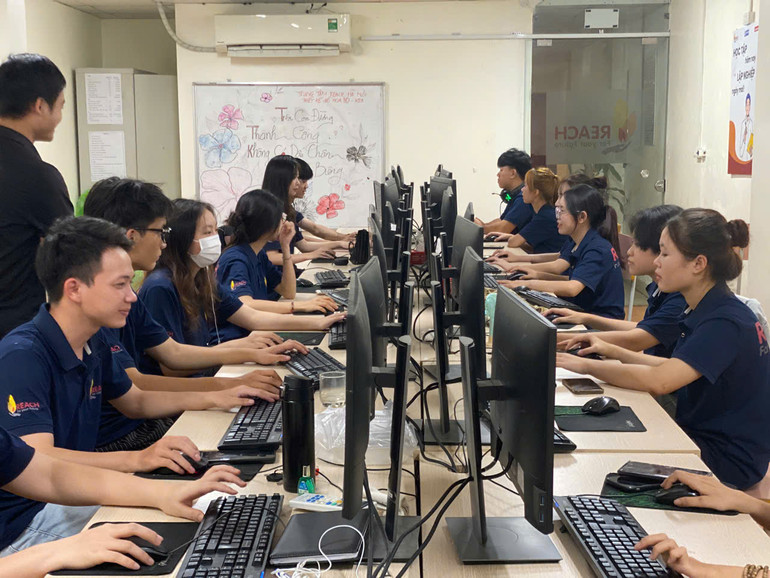 Học viên thực hành máy tính tại REACH.
