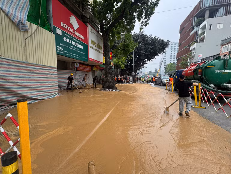 Bùn lỏng màu vàng trào lên trên mặt đường đoạn chạy qua số nhà 25F Cát Linh.