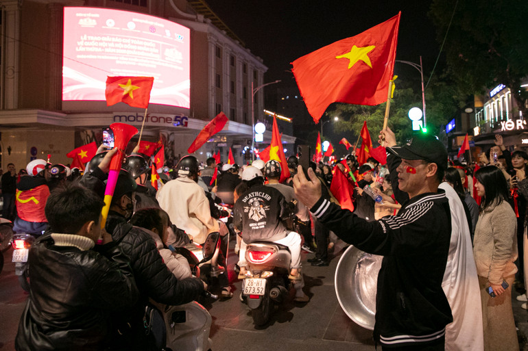 Người hâm mộ đổ ra đường mừng đội tuyển Việt Nam vô địch ASEAN Cup 2024 ảnh 45