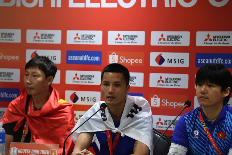 Thủ thành Đình Triệu trả lời tại buổi họp báo sau trận đấu.