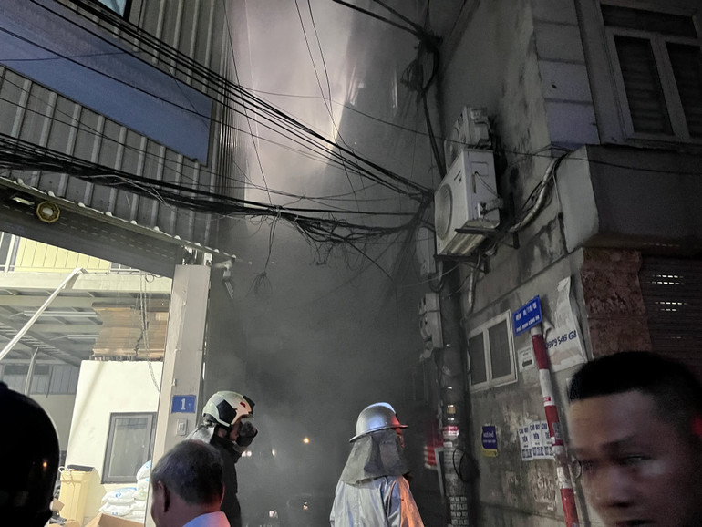 Đám cháy khiến một lượng khói lớn phát sinh. Điều này làm công tác cứu hộ, cứu nạn gặp rất nhiều khó khăn.