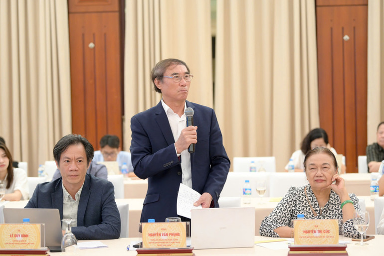 TS Nguyễn Văn Phụng nêu ý kiến tại hội thảo.