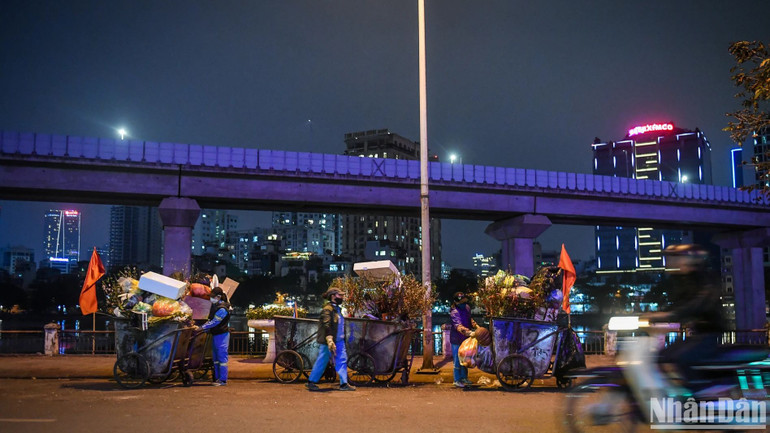 Các công nhân vệ sinh môi trường cần mẫn làm việc đêm trước Tết.