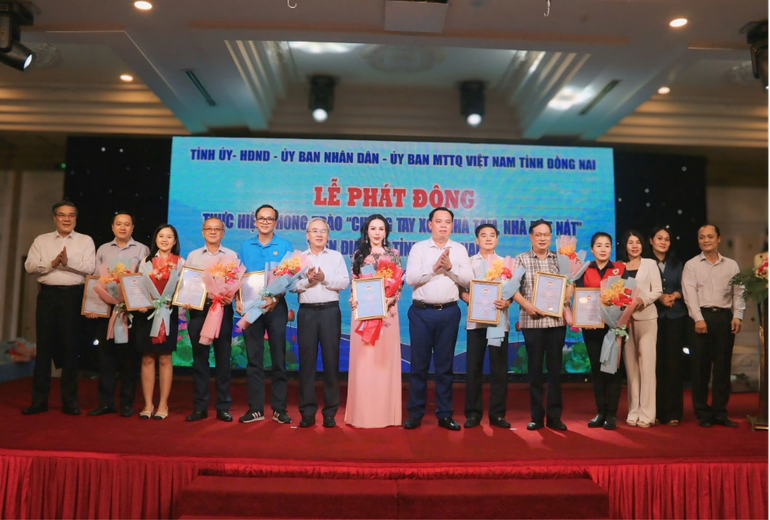 Lãnh đạo tỉnh Đồng Nai tặng hoa cho các doanh nghiệp, các nhân tích cực ủng hộ chương trình xóa nhà tạm, nhà dột nát trên địa bàn tỉnh