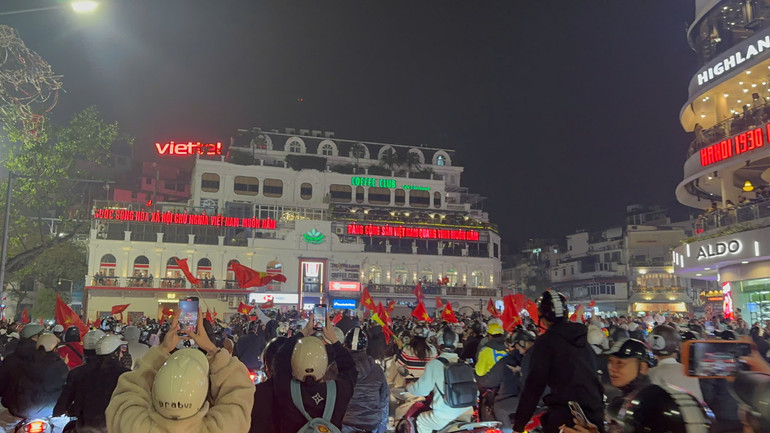 Trận chung kết lượt đi đã khép lại đầy cảm xúc với chiến thắng 2-1 cho Việt Nam, trong đó Nguyễn Xuân Son đã xuất sắc lập cú đúp.