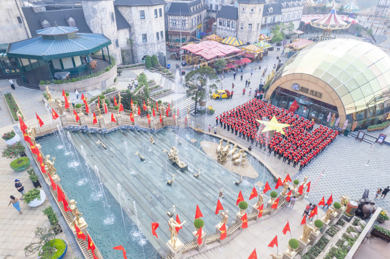 Lễ chào cờ trên độ cao hơn 1.000 mét so với mực nước biển tại Bà Nà.