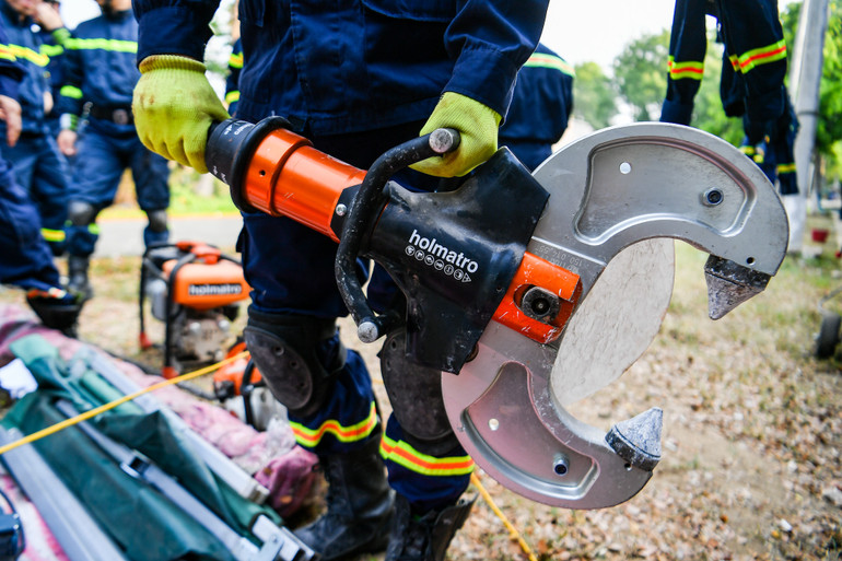 Cận cảnh máy cắt thủy lực càng cua. Cận cảnh máy cắt thủy lực càng cua.