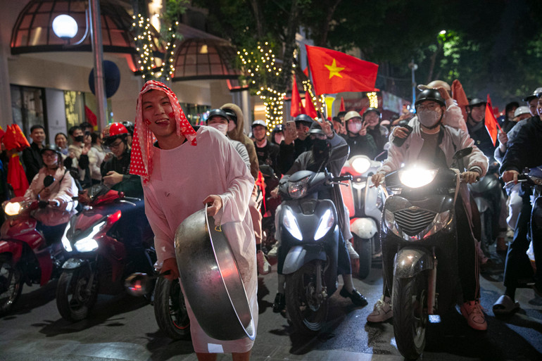 Người hâm mộ đổ ra đường mừng đội tuyển Việt Nam vô địch ASEAN Cup 2024 ảnh 46