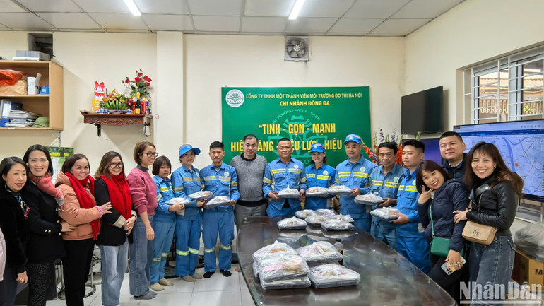 Bố trí cơm trưa miễn phí cho công nhân môi trường làm việc xuyên Tết.