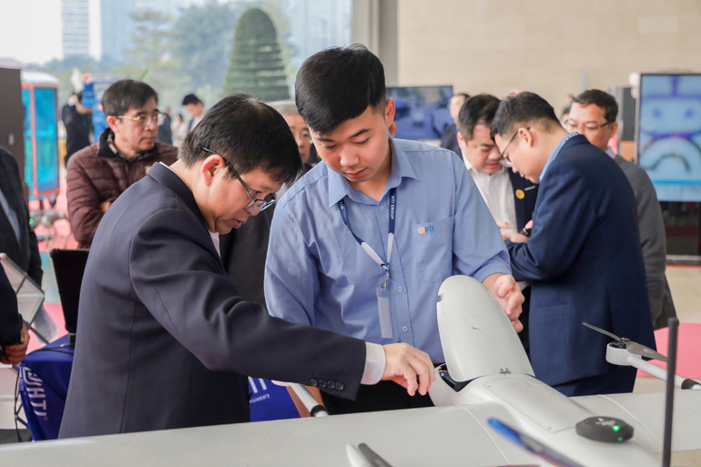 Pin dung lượng lớn của UAV được đặt ở phần đầu máy bay. Đây cũng là ưu điểm nổi bật của HORUS khi thời gian bay có thể kéo dài từ 1,5-2 giờ.