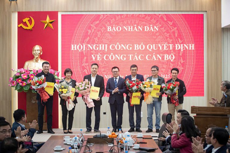 Đồng chí Lê Quốc Minh, Ủy viên Trung ương Đảng, Tổng Biên tập Báo Nhân Dân trao quyết định công tác cán bộ cho các đồng chí lãnh đạo Ban Thư ký Biên tập. (Ảnh: SƠN TÙNG)