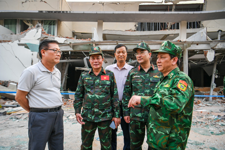 Đại sứ Lý Quốc Tuấn làm việc với Đội Cứu nạn, cứu hộ Quân đội nhân dân Việt Nam tại hiện trường.