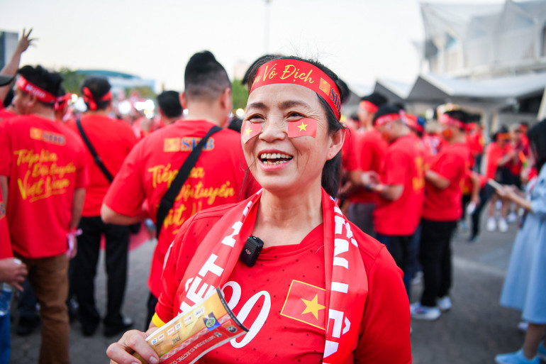 Trước giờ bóng lăn, bà Lê Thị Lan, mẹ đội trưởng Duy Mạnh cho biết, bản thân bà rất tin tưởng vào con trai và các đồng đội. Bà tin tưởng, Việt Nam sẽ giành chiến thắng trên sân Thái Lan.